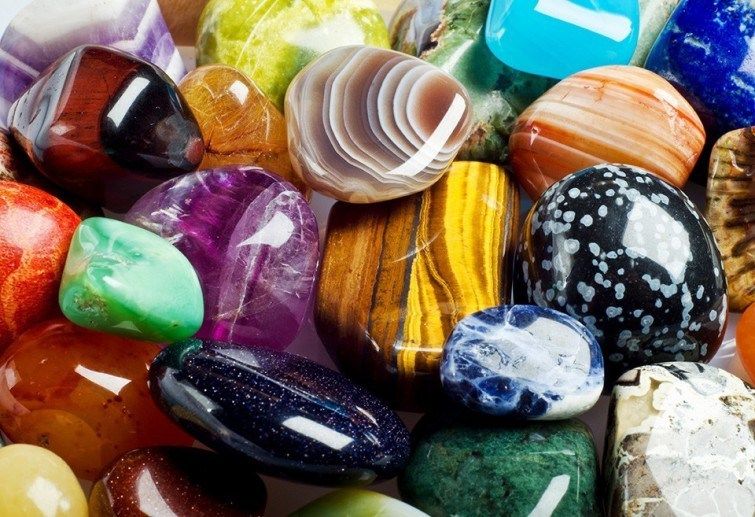 Un nettoyage à base de sel est pratiqué sur les pierres, complété par un rituel de purification à l'encens.